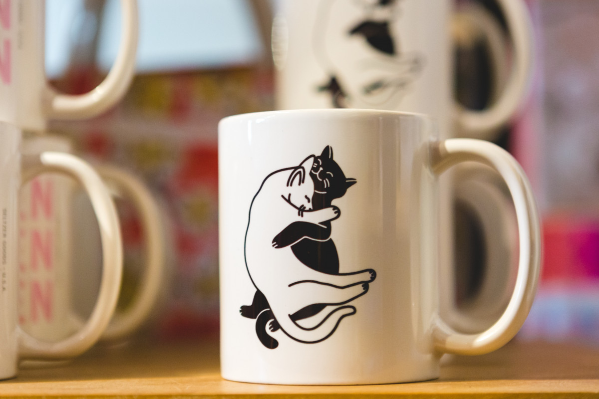 cats hugging mug 2023 11 27 05 01 49 utc