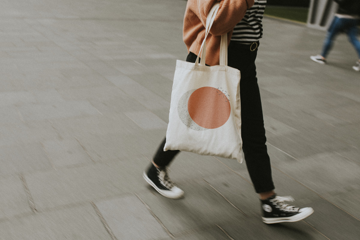 woman carrying reusable canvas tote bag 2023 11 27 05 28 47 utc